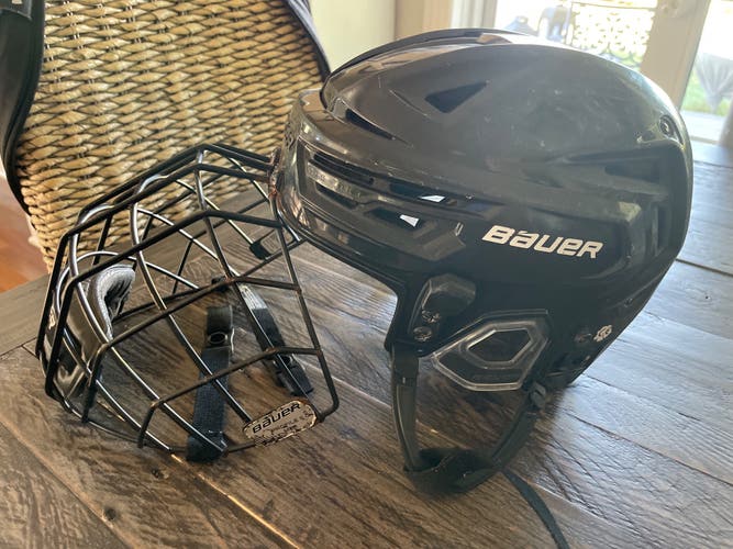 Bauer Re-AKT 150 with black profile 2 cage medium