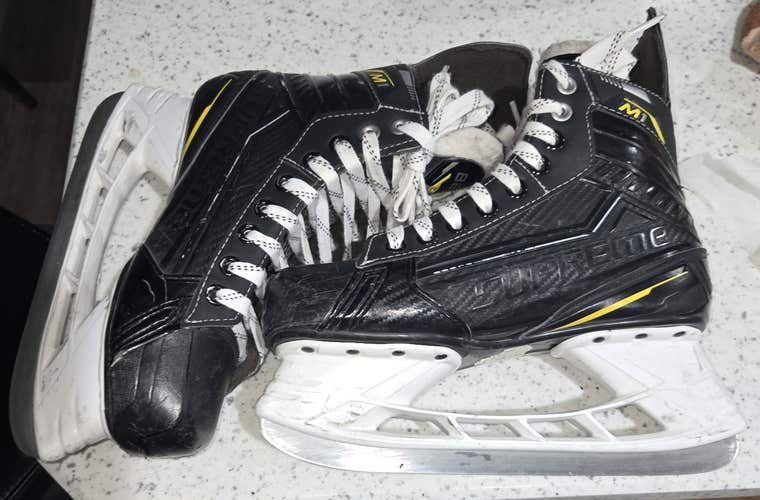 Used Intermediate Bauer Supreme M1 Hockey Skates Regular Width Size 5.5