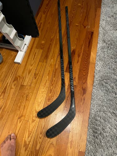 *** Price For 2 Sticks *** New Junior Bauer Right Handed P28 Vapor Hyperlite 2 Hockey Stick