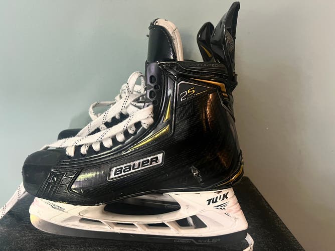 Used Senior Bauer Supreme 2S Pro Hockey Skates Size 8D
