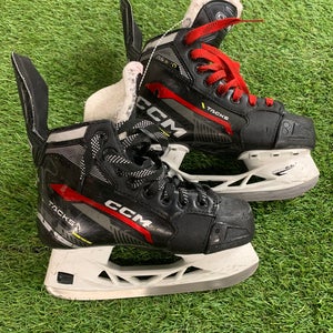 Used Junior CCM Tacks AS-570 Hockey Skates Size 2.5