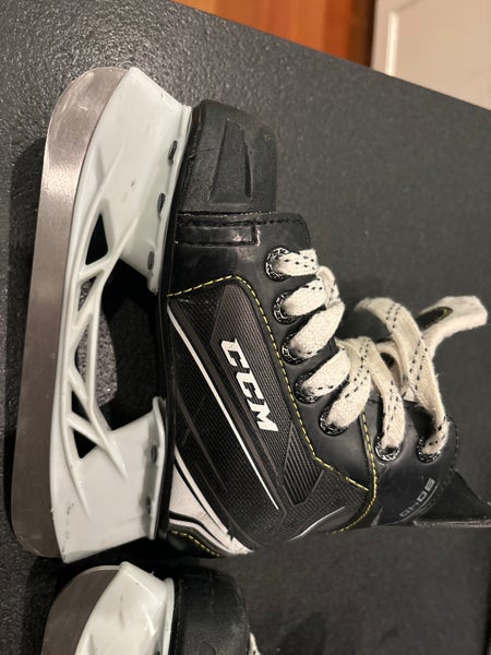 Used Youth CCM Regular Width 10 9040 Hockey Skates