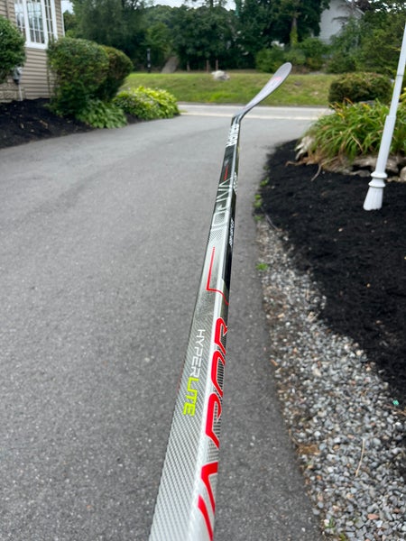 New Bauer Right Handed P28 Vapor Hyperlite Hockey Stick