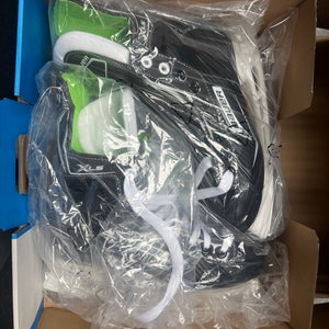 New Intermediate Bauer Regular Width XLS Hockey Skates