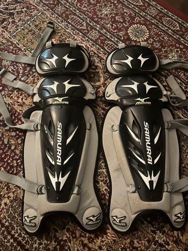 Practically BRAND NEW Mizuno Samurai Catcher's Leg Guard