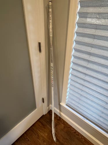 New Junior Bauer White Right Handed P28 Proto-R Hockey Stick