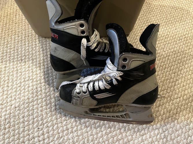 Used Bauer Wide Width  Size 6 Vapor Hockey Skates