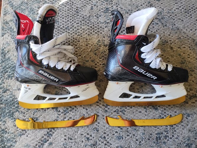 Used Junior Bauer Vapor 3X Pro Junior Hockey Skates Regular Width Size 1