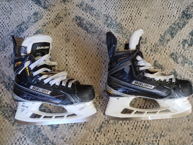 Used Junior Bauer Supreme 190 Junior Hockey Skates Regular Width Size 2.5