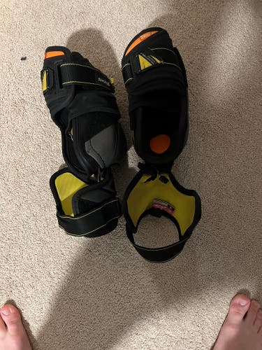 Used Senior CCM Tacks 9080 Elbow Pads