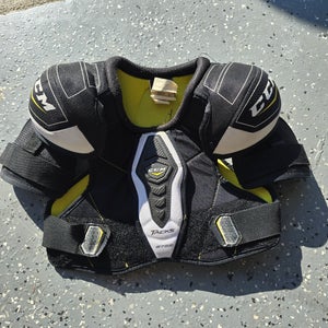 Used Medium Junior CCM Tacks 2752 Shoulder Pads