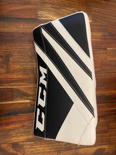 Used CCM Senior Eflex 5.5 Blocker Black/White