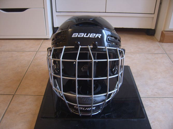 Excellent Like New Condition Bauer 5100 Hockey Helmet size Medium w/Bauer Cage