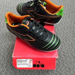 Diardora Cattura Size 2 Soccer Shoe