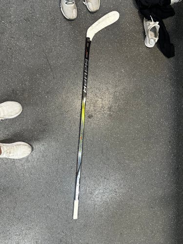 New Intermediate Bauer Right Handed P28 Vapor Hyperlite 2 Hockey Stick