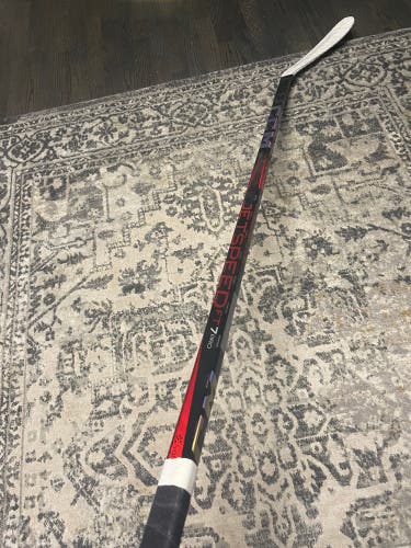 New Intermediate CCM Right Handed P28  Jetspeed FT7 Pro Hockey Stick