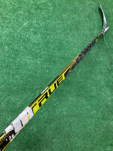 Used Youth True Catalyst 9X Hockey Stick Right Handed Toe Pattern