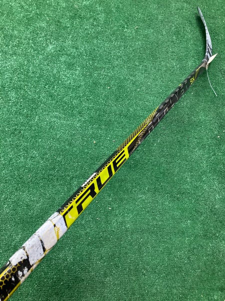 Used Youth True Catalyst 9X Hockey Stick Right Handed Toe Pattern