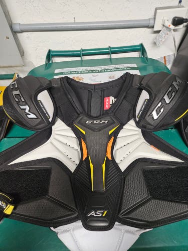 CCM AS1 SUPER TACKS Shoulder Pads