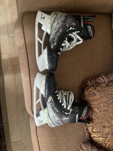Used 2022 Bauer Regular Width   8.5 Vapor Hyperlite Hockey Skates