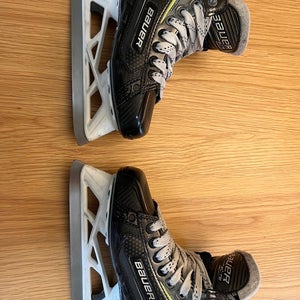 Bauer Elite Hockey Goalie Skates Junior Size 2.5 EE Wide