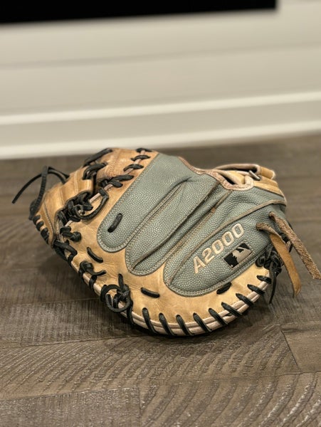 Right Hand Throw 33" A2000 Catcher's Glove