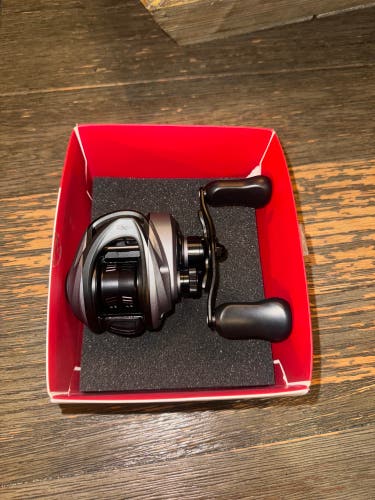 NEW RH Abu Garcia Casting Fishing Reel