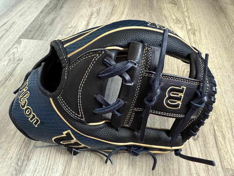 生まれのブランドで Wilson A2K 1723 11.75” June 23 GOTM | SidelineSwap | Buy and グローブ