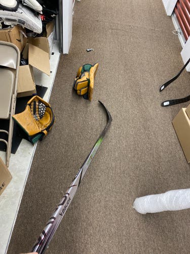 New Senior Bauer Right Handed P28 Vapor Hyperlite 2 Hockey Stick