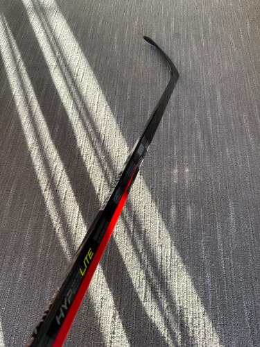 Used Senior Bauer Right Handed P28 Vapor Hyperlite Hockey Stick