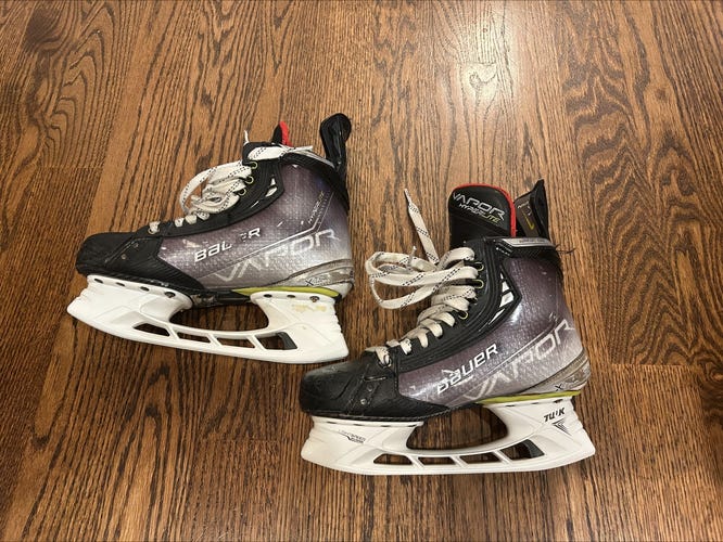 Used Intermediate 2023 Bauer Vapor Hyperlite Hockey Skates Regular Width Size 5.5