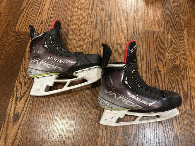 Used Intermediate Bauer Vapor Hyperlite Hockey Skates Regular Width Size 5.5