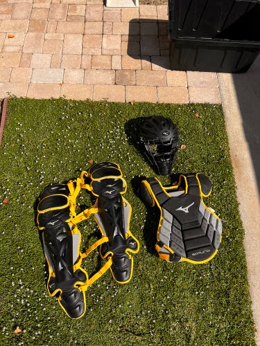 Used  Mizuno Samurai Catcher's Set