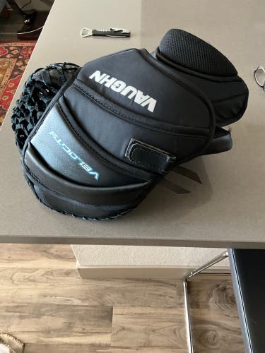 VAUGHN VELOCITY GOALIE GLOVE - INTERMEDIATE