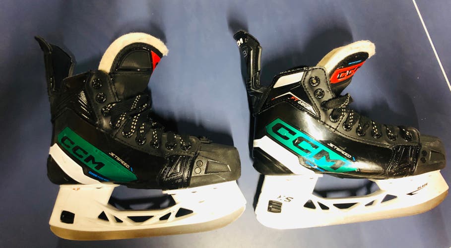 Used Junior 2023 CCM JetSpeed FT 680 Hockey Skates Regular Width Size 3.5