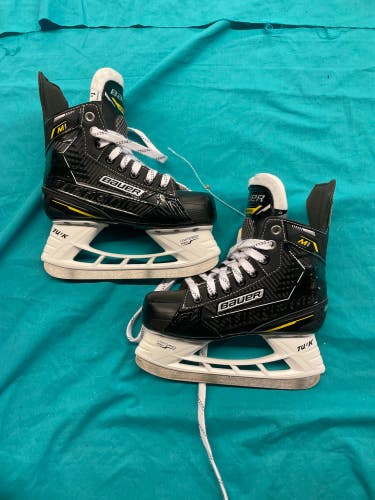 Used Junior Bauer Supreme M1 Hockey Skates Regular Width Size 1.5