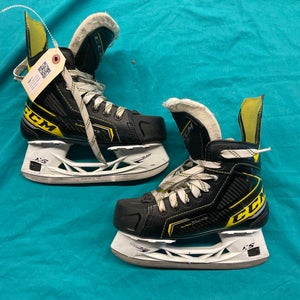 Used Junior CCM Super Tacks 9370 Hockey Skates Regular Width Size 2
