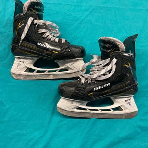 Used Intermediate Bauer Supreme M5 Pro Hockey Skates Size 5