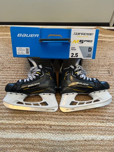 New Junior Bauer Supreme M5 Pro Hockey Skates, Size 2.5 (width D)