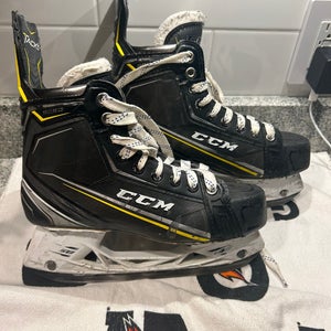 Used Intermediate CCM Regular Width  Size 5.5 Tacks 9090 Hockey Skates