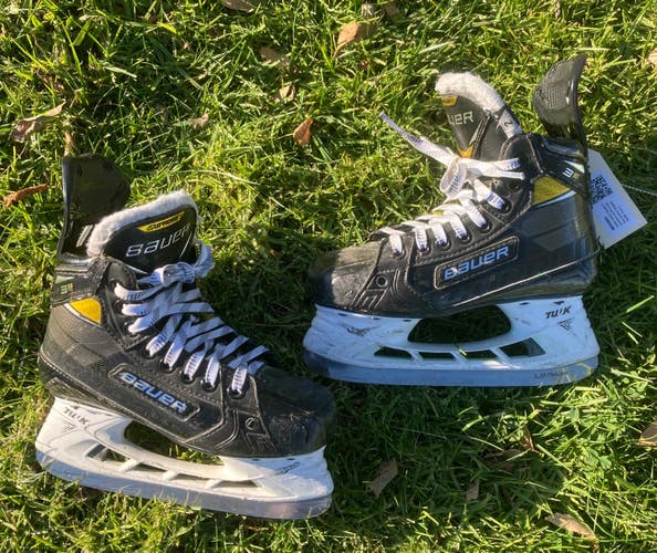 Used Junior Bauer Supreme 3S Pro Hockey Skates | Size 2