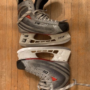 Used Senior Bauer Regular Width 7 Vapor XVI Hockey Skates