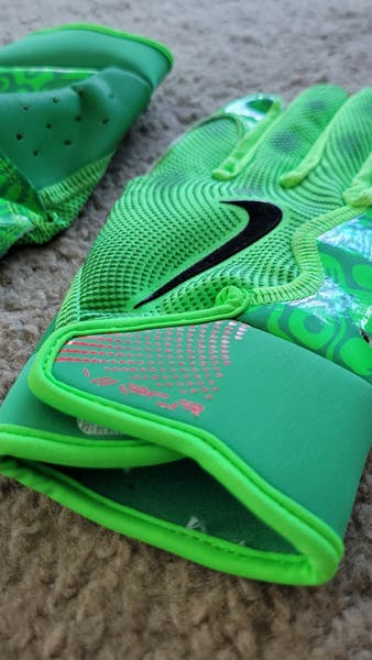 Nike Youth Size M Vapor Jet 8.0 Energy Swag Green Football