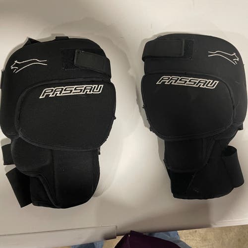 Senior S/M Passau Four Strap Goalie Knee Pads - Good Velco