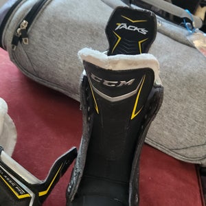 Used Intermediate CCM Tacks Classic Pro Hockey Skates Regular Width 6