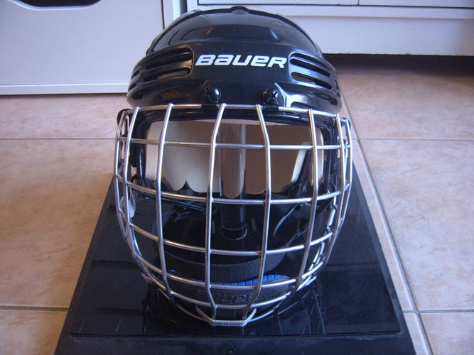 Excellent Condition Bauer BHH4500 Hockey Helmet sz Medium w/Bauer FM4500 Cage Black