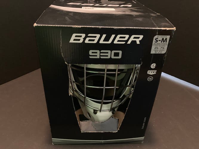 Used Senior Bauer 930 Goalie Mask S/M  6 5/8 - & 7 1/8