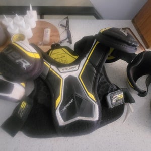 Used Medium Youth Bauer Supreme 2S Pro Shoulder Pads