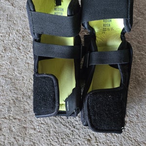 Used Junior Medium Warrior Alpha QX4 Elbow Pads