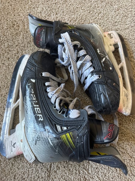Used 2024 Bauer Regular Width Size 4.5 Vapor Hyperlite 2 Hockey Skates